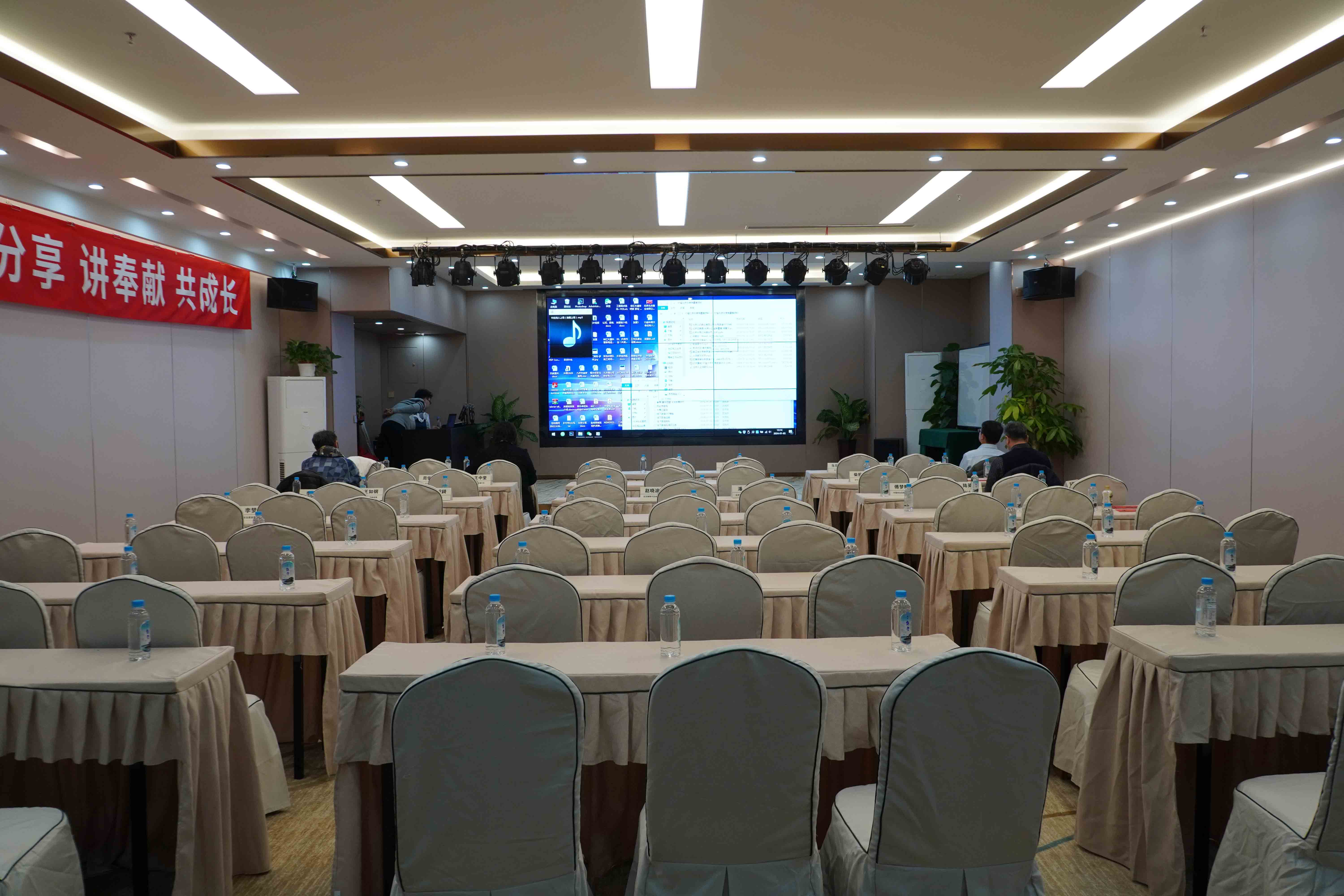 商铺租赁期内，房东把房子卖了，新房东能赶我走或者涨租金吗？